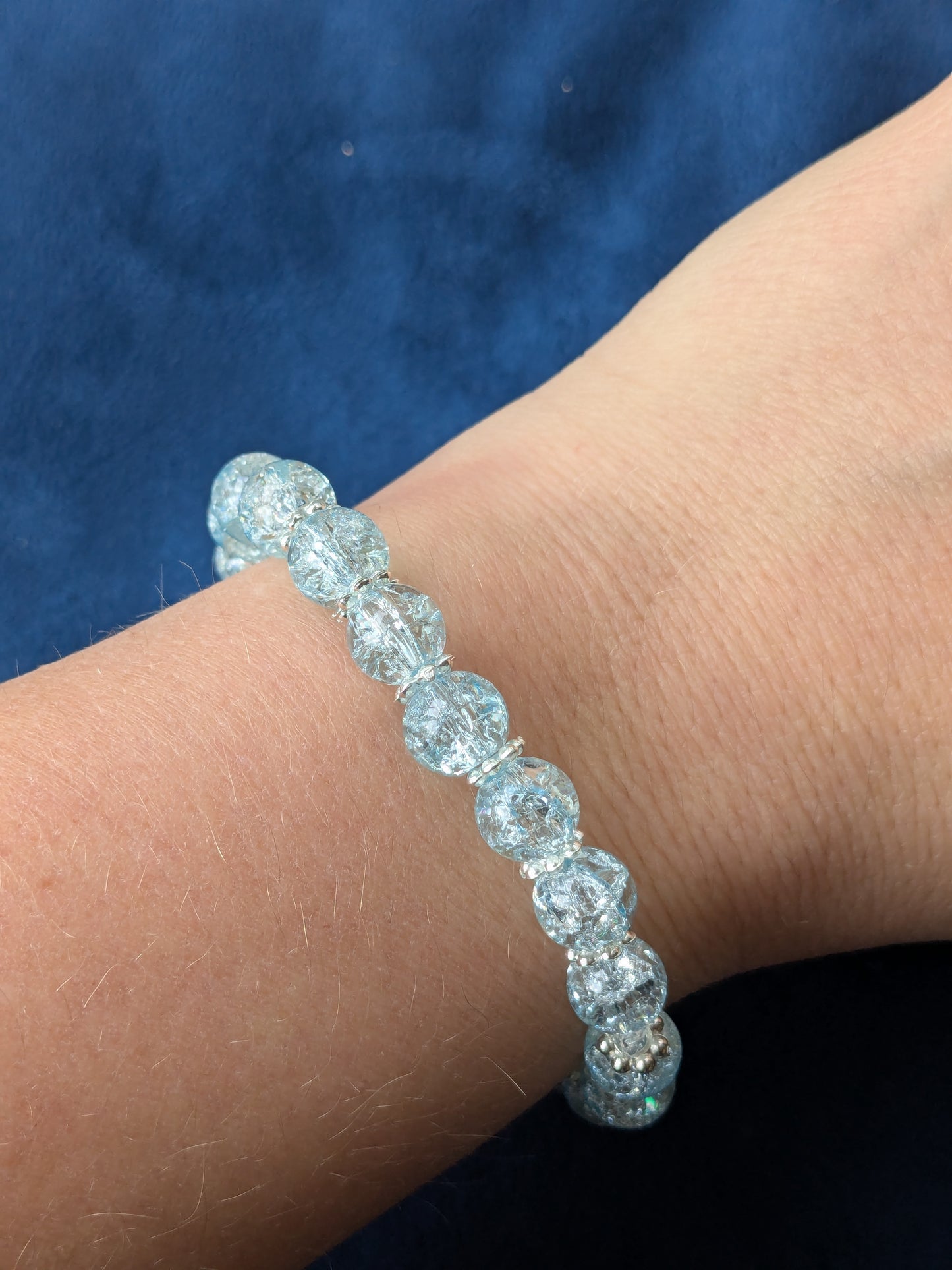 Bracelet perles verre craquelé bleu ciel