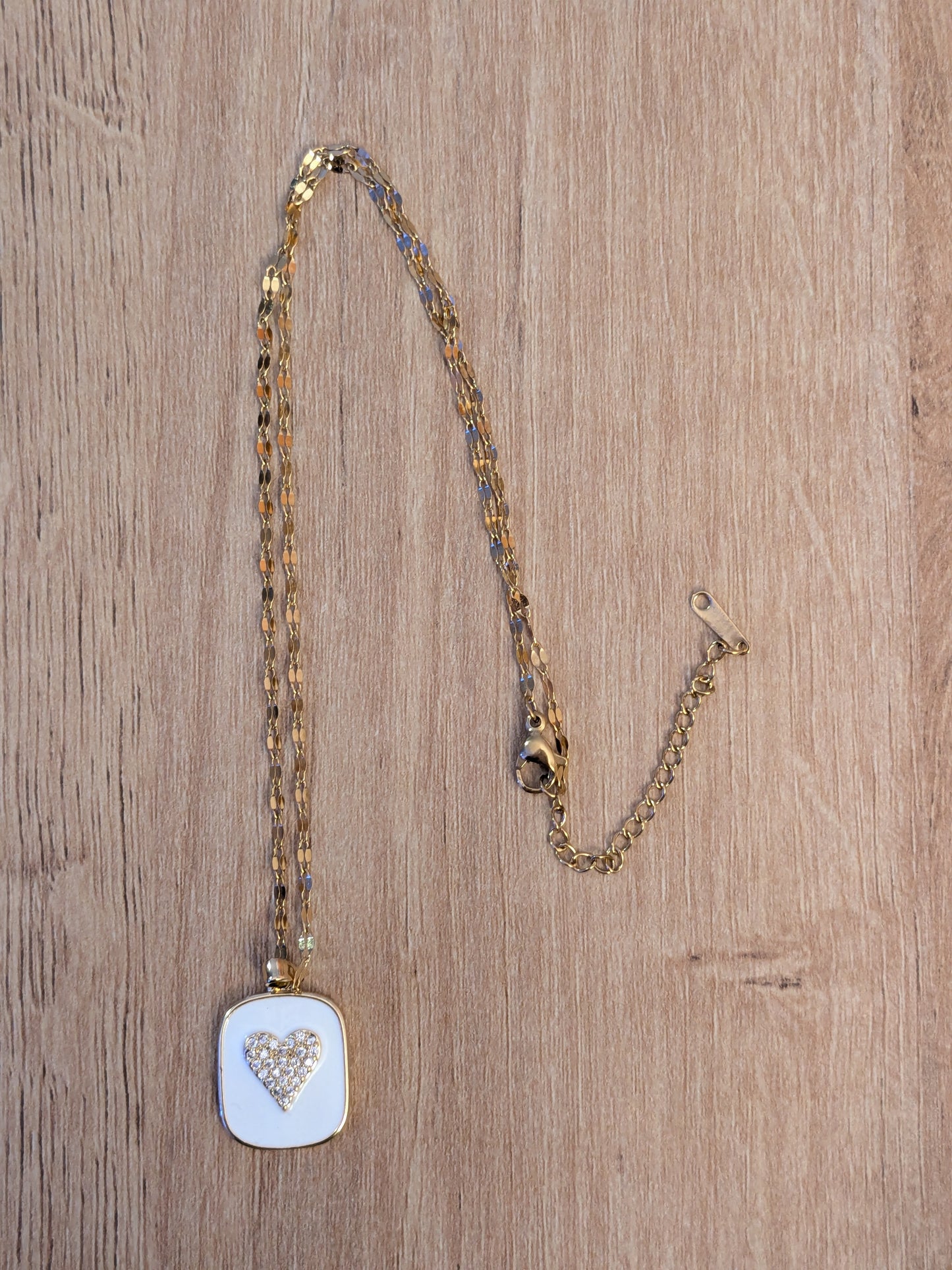 Collier Coeur fond blanc