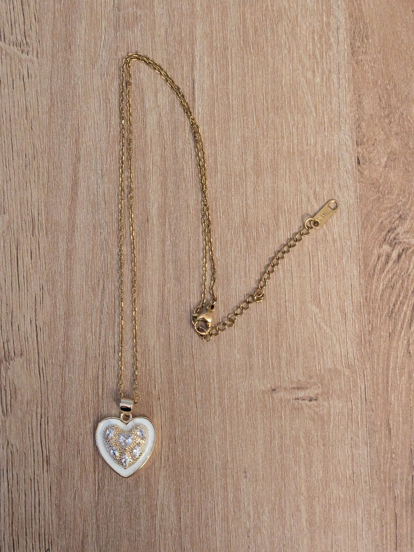 Collier Coeur fond blanc