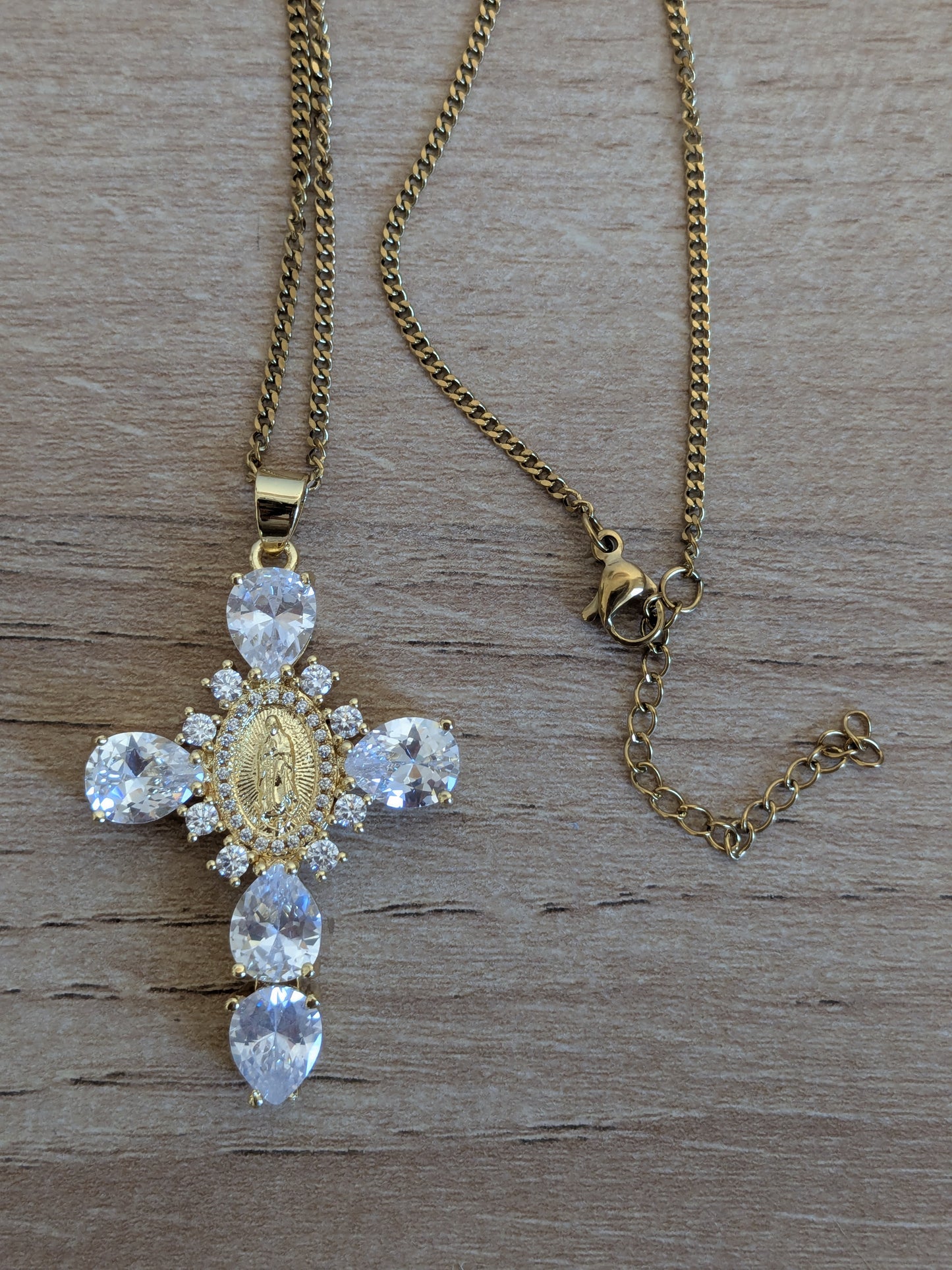 Collier Croix Catholique blanche