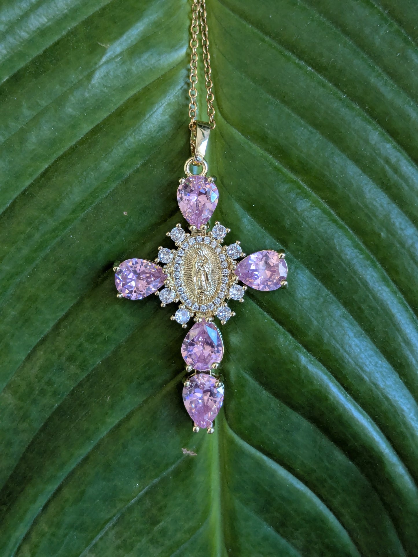Collier Croix Catholique rose