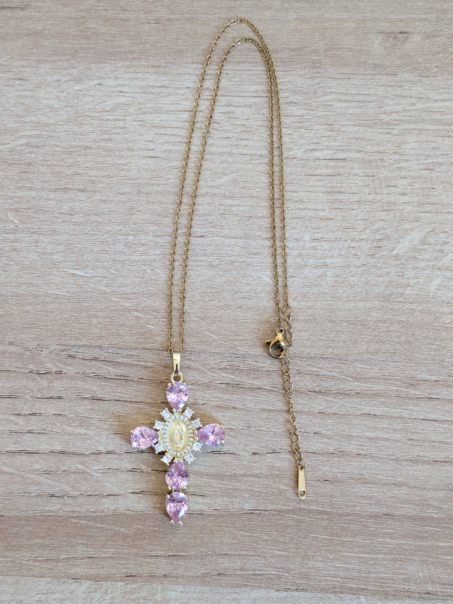 Collier Croix Catholique rose