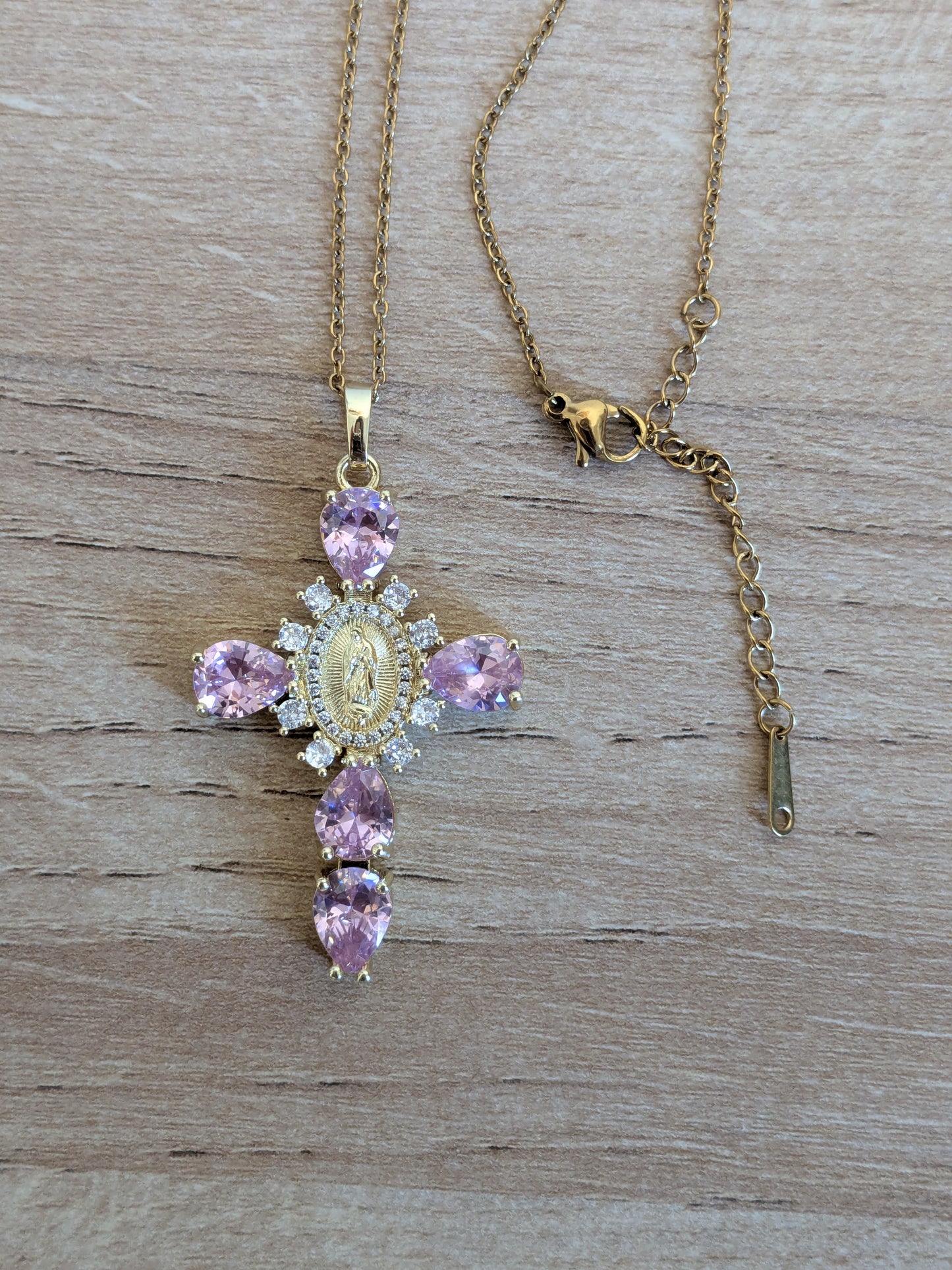 Collier Croix Catholique rose