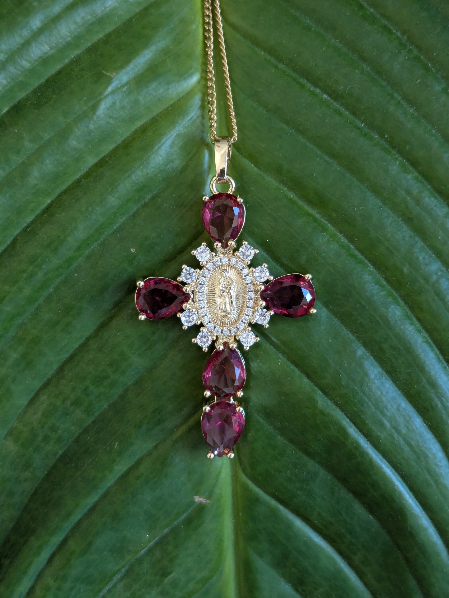 Collier Croix Catholique rouge