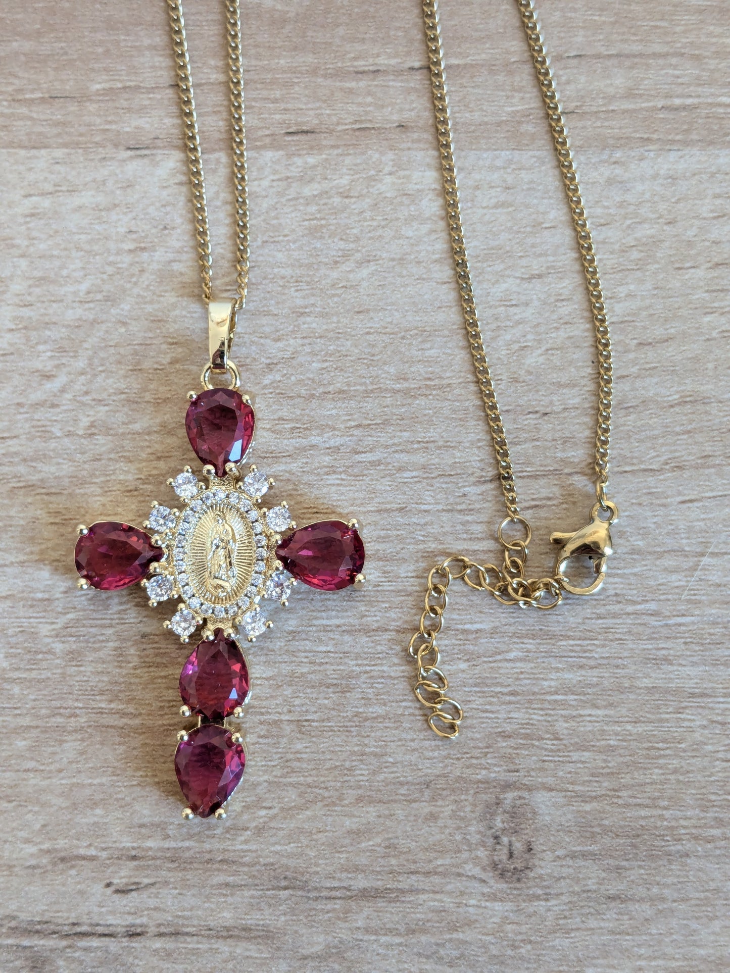 Collier Croix Catholique rouge