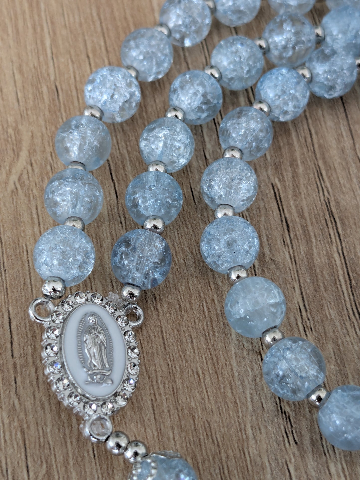 Chapelet en verre bleu glacier