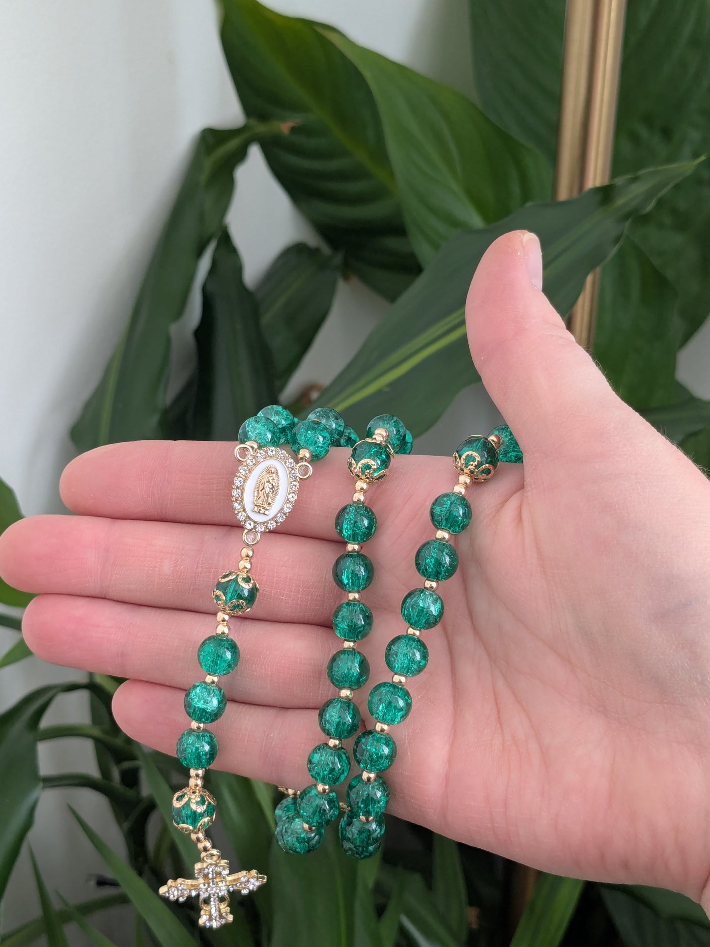 Chapelet en verre vert foncé doré
