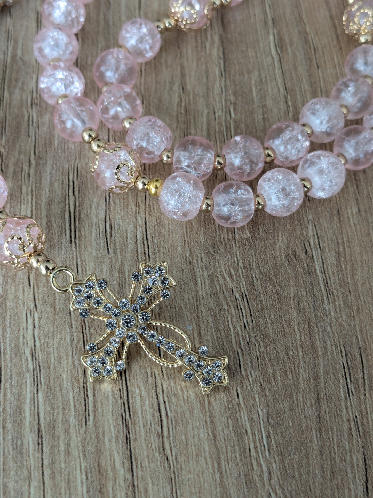 Chapelet en verre rose clair