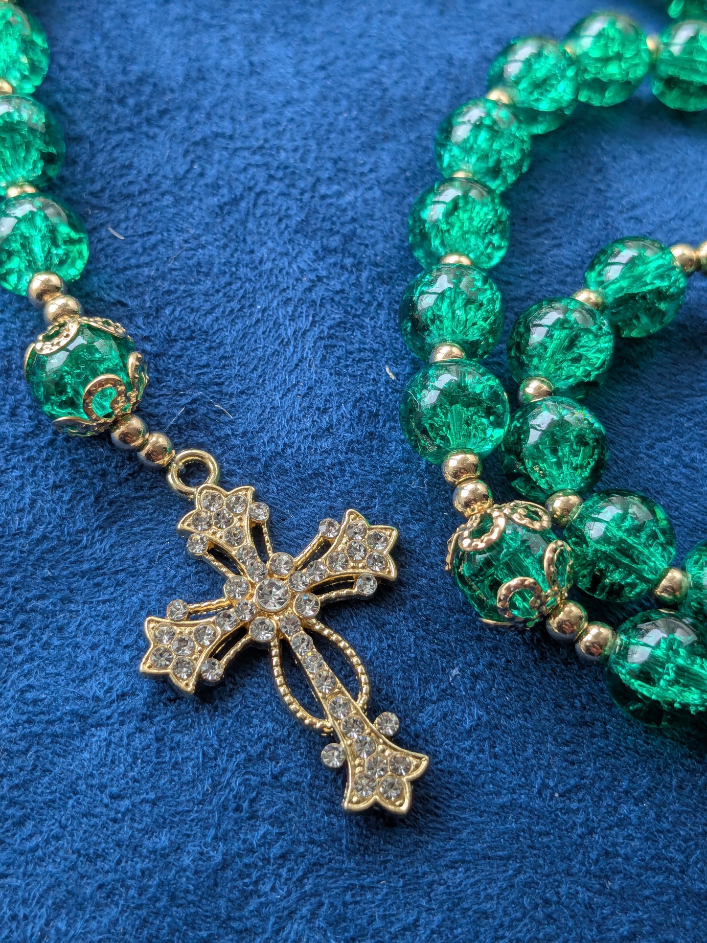 Chapelet en verre vert foncé