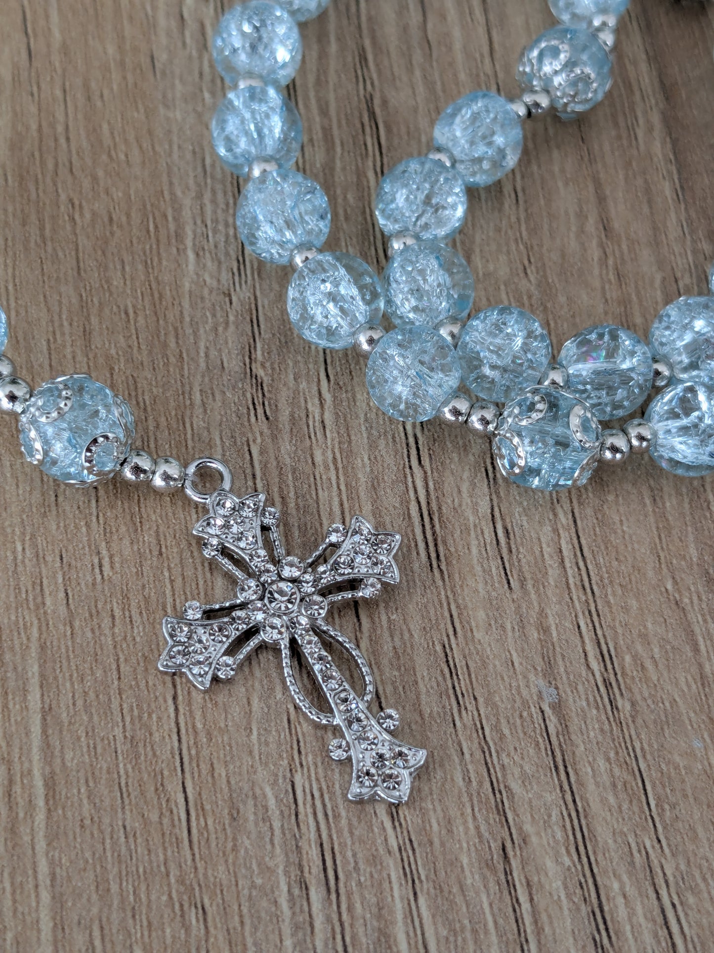 Chapelet en verre bleu ciel