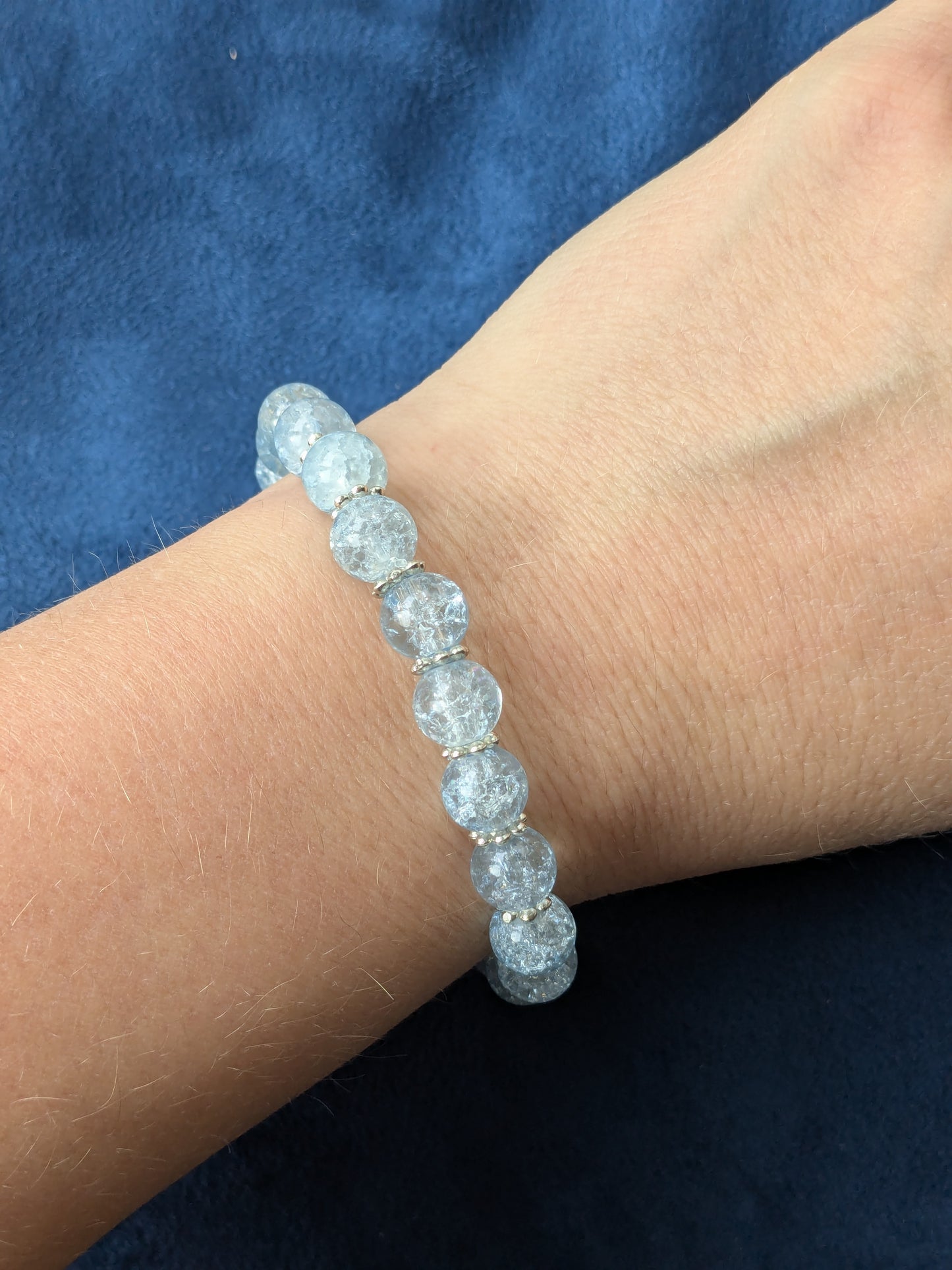 Bracelet perles verre craquelé bleu glacier