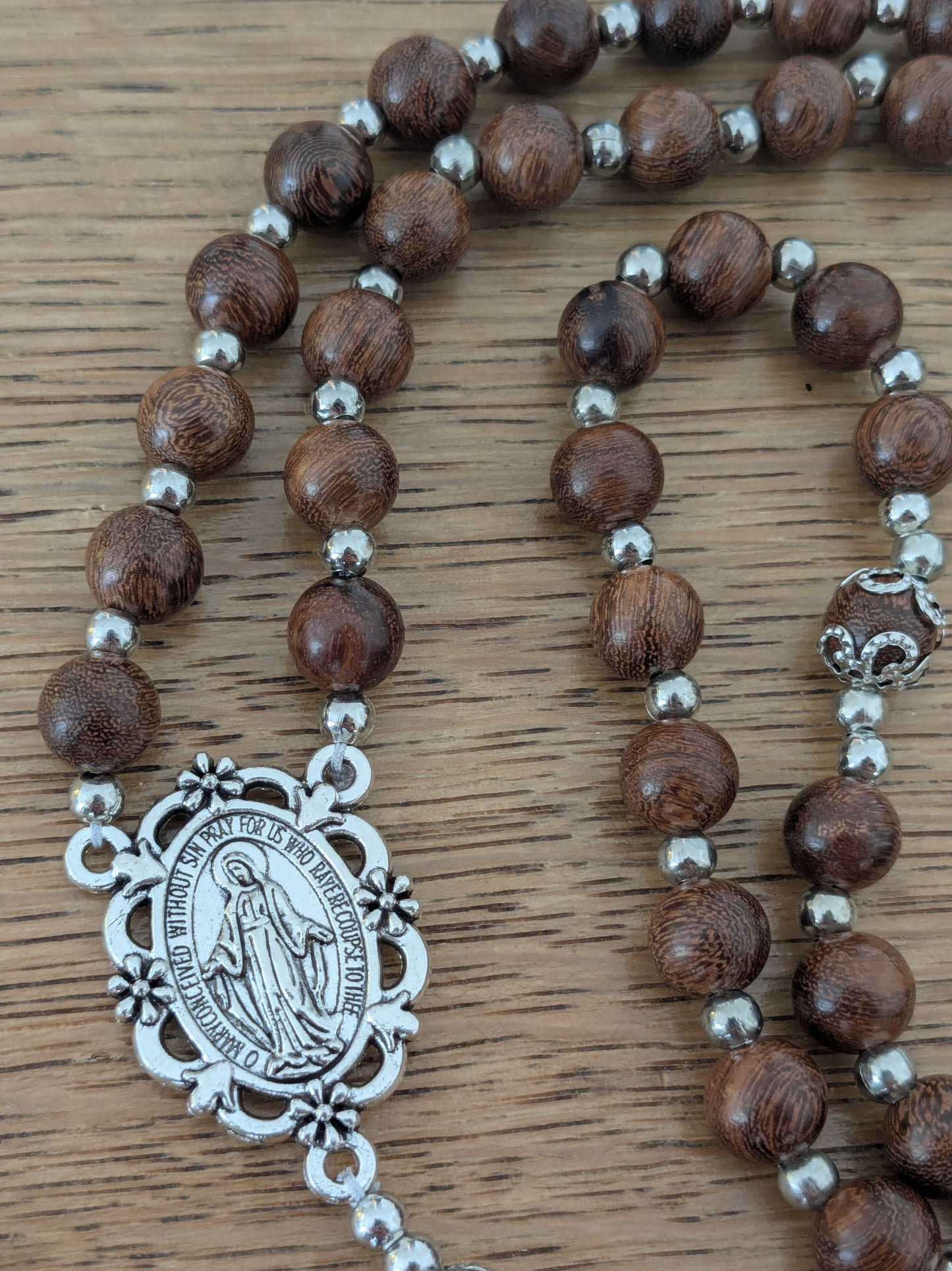 Grand chapelet en bois clair