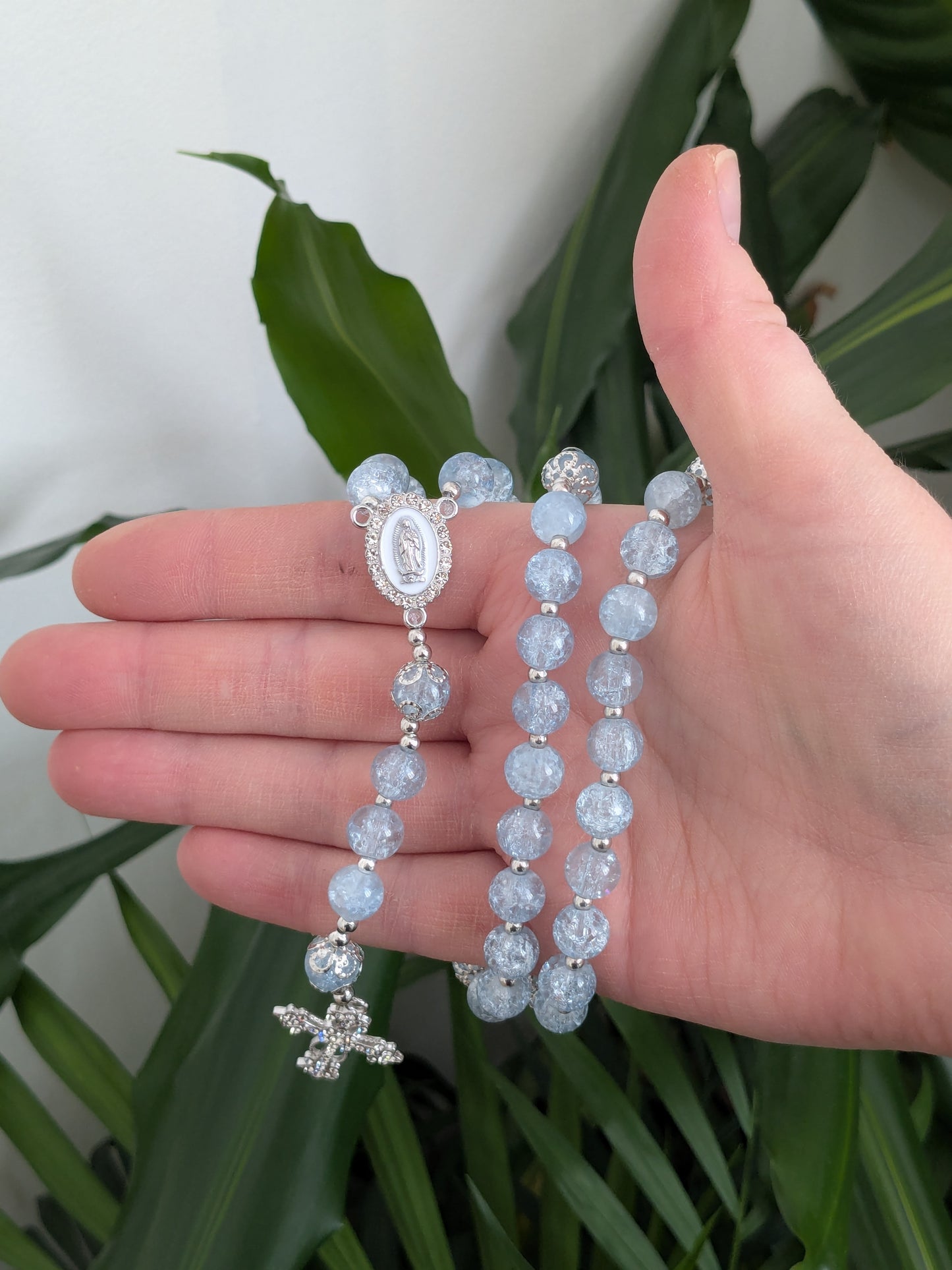 Chapelet en verre bleu glacier