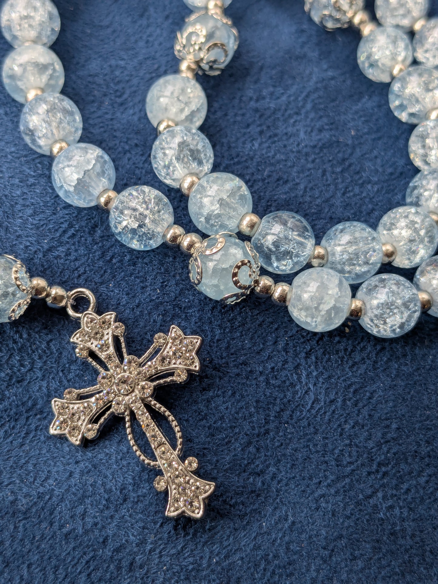 Chapelet en verre bleu glacier