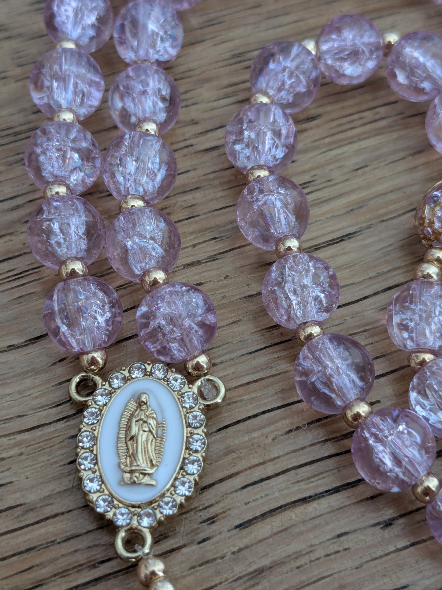 Chapelet en verre violet clair doré