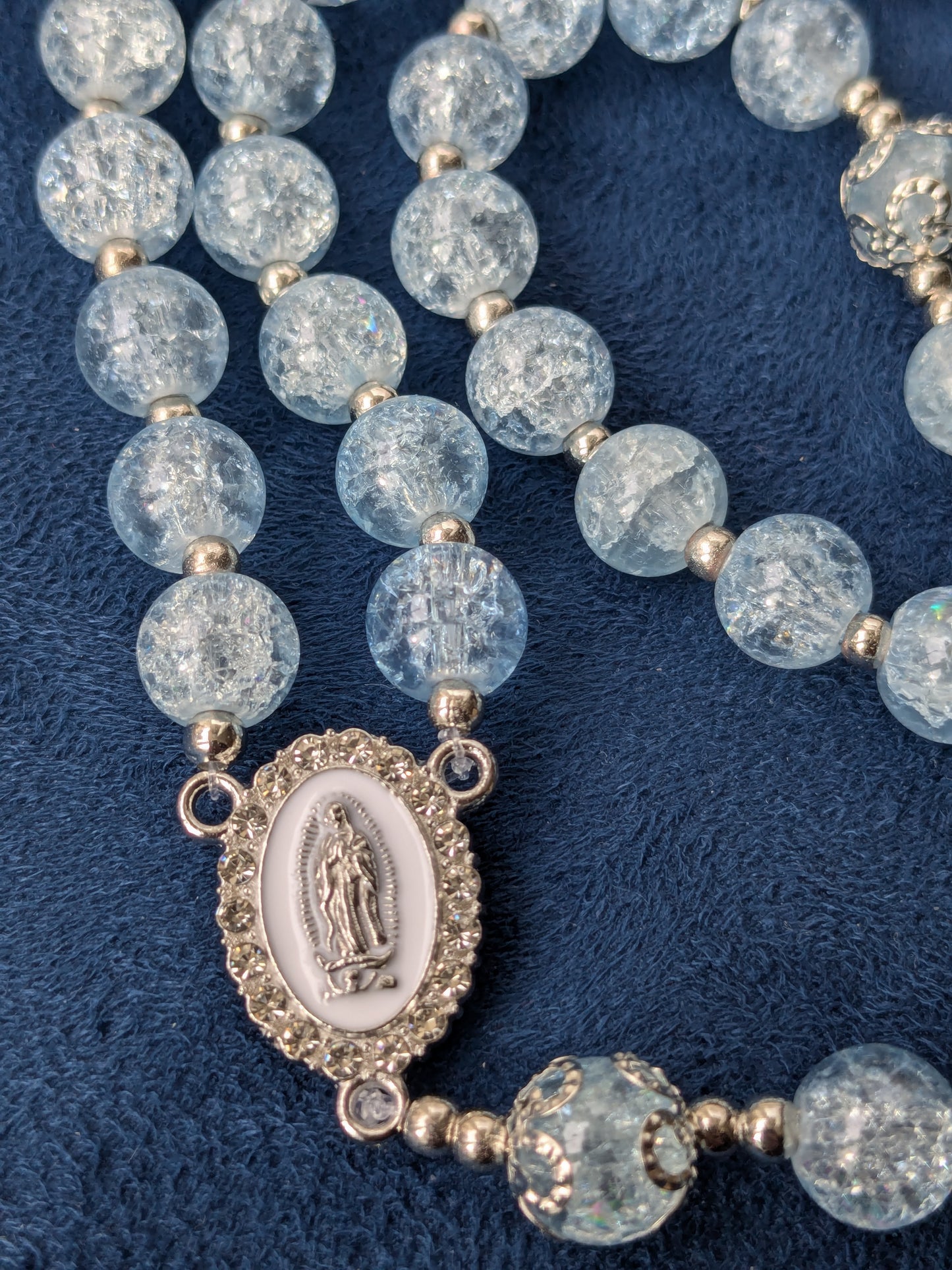 Chapelet en verre bleu glacier