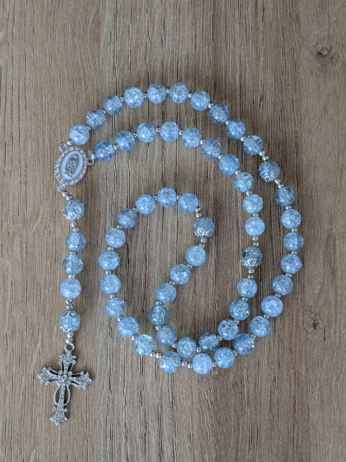 Chapelet en verre bleu glacier