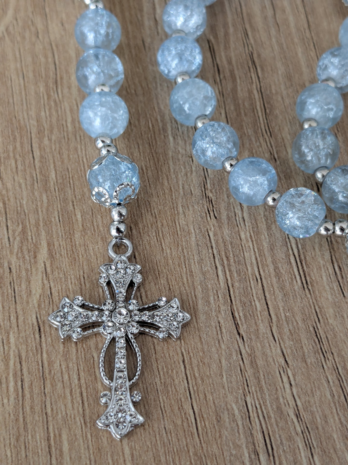 Chapelet en verre bleu glacier