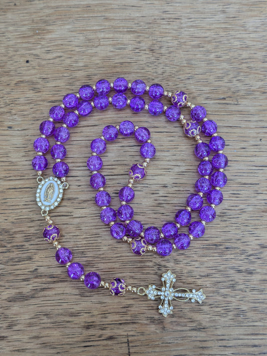 Chapelet en verre violet doré