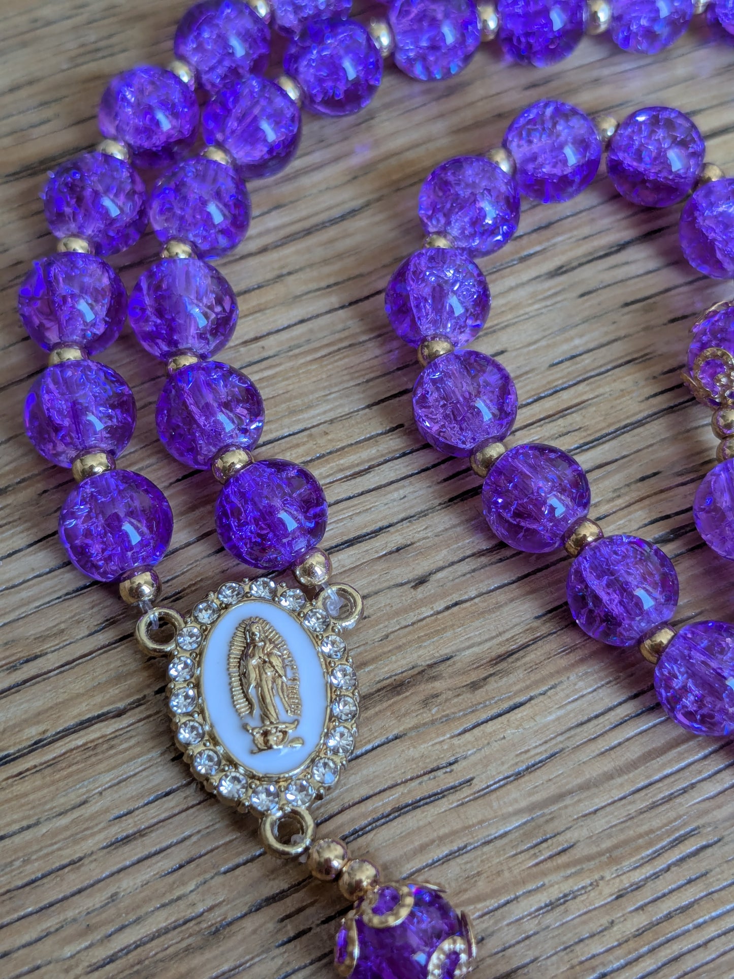Chapelet en verre violet doré