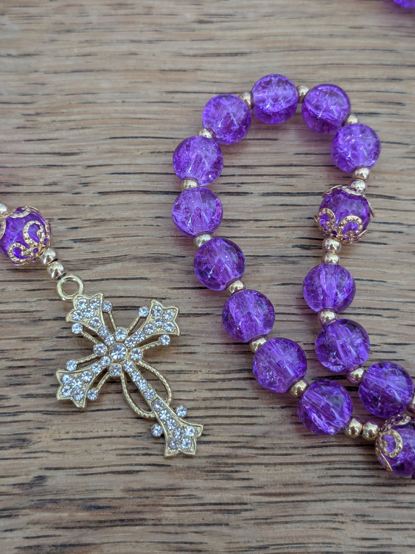 Chapelet en verre violet doré