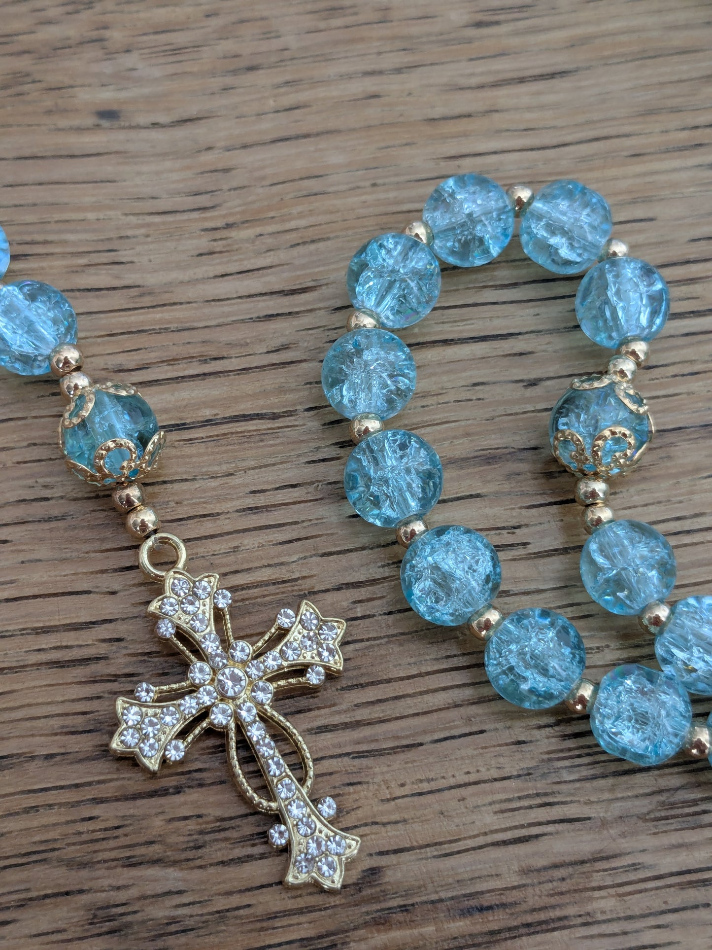 Chapelet en verre bleu ciel doré