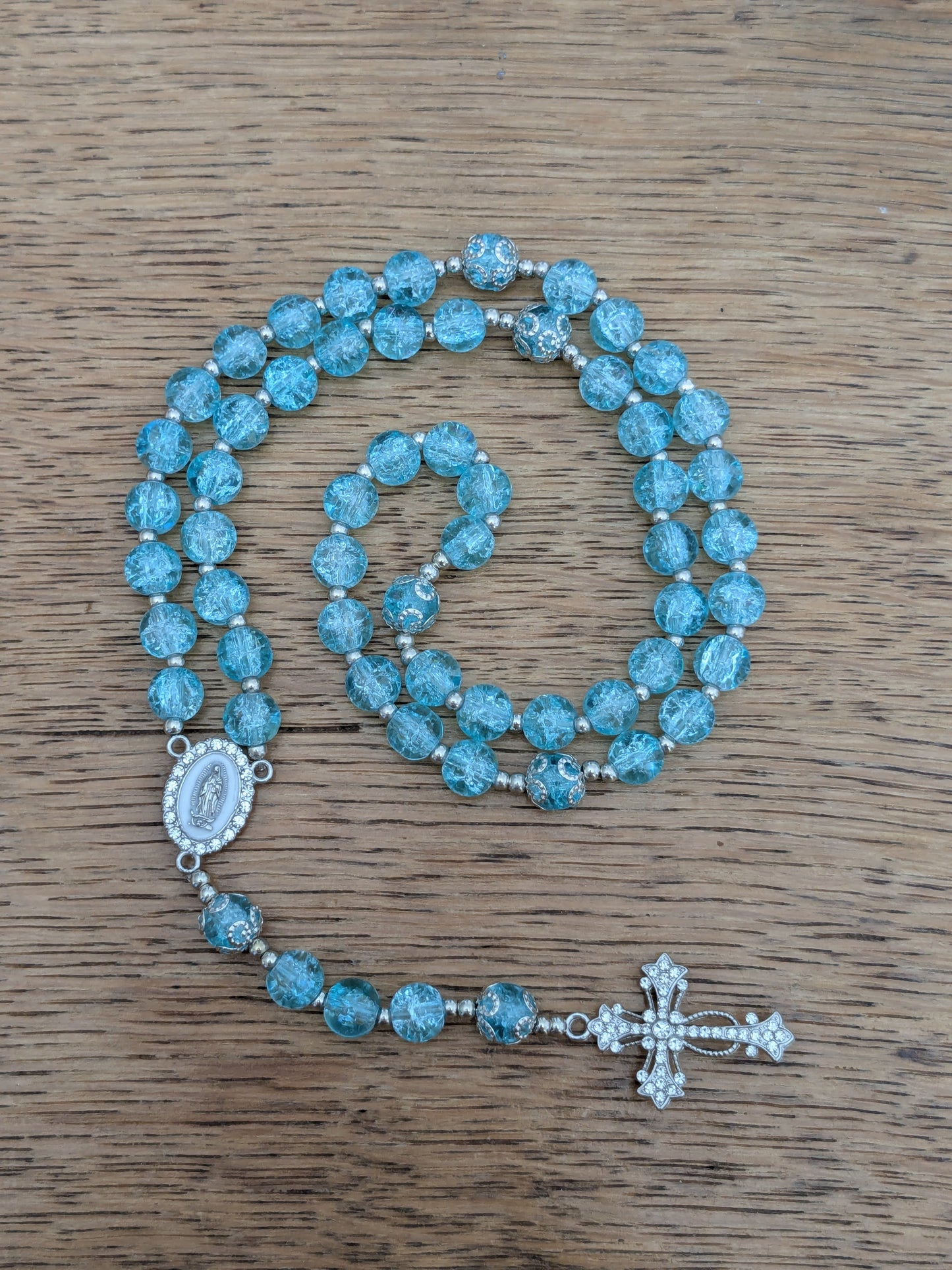 Chapelet en verre bleu ciel argenté