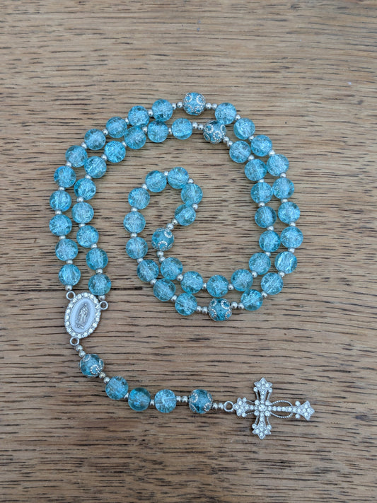 Chapelet en verre bleu ciel argenté
