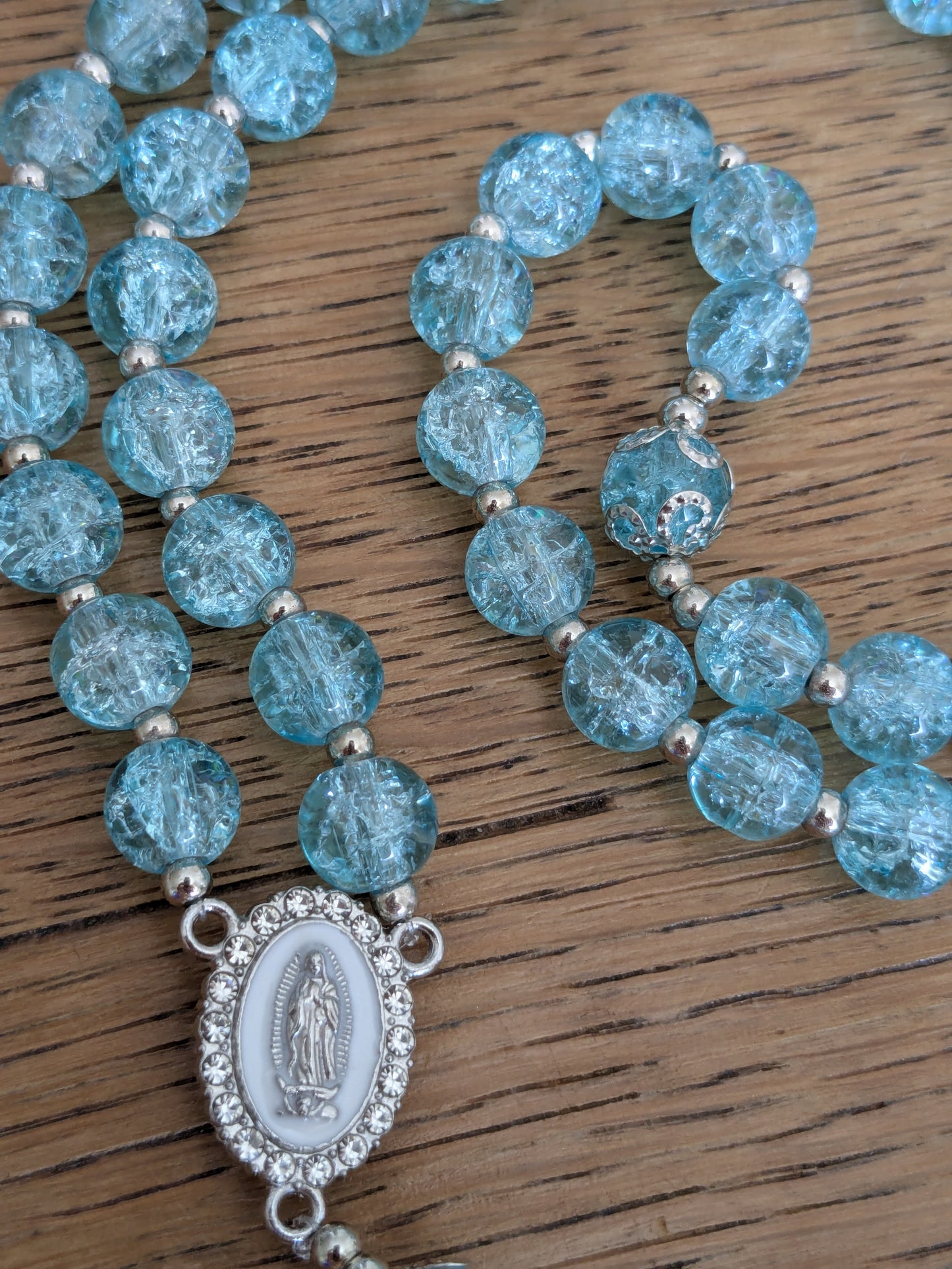 Chapelet en verre bleu ciel argenté