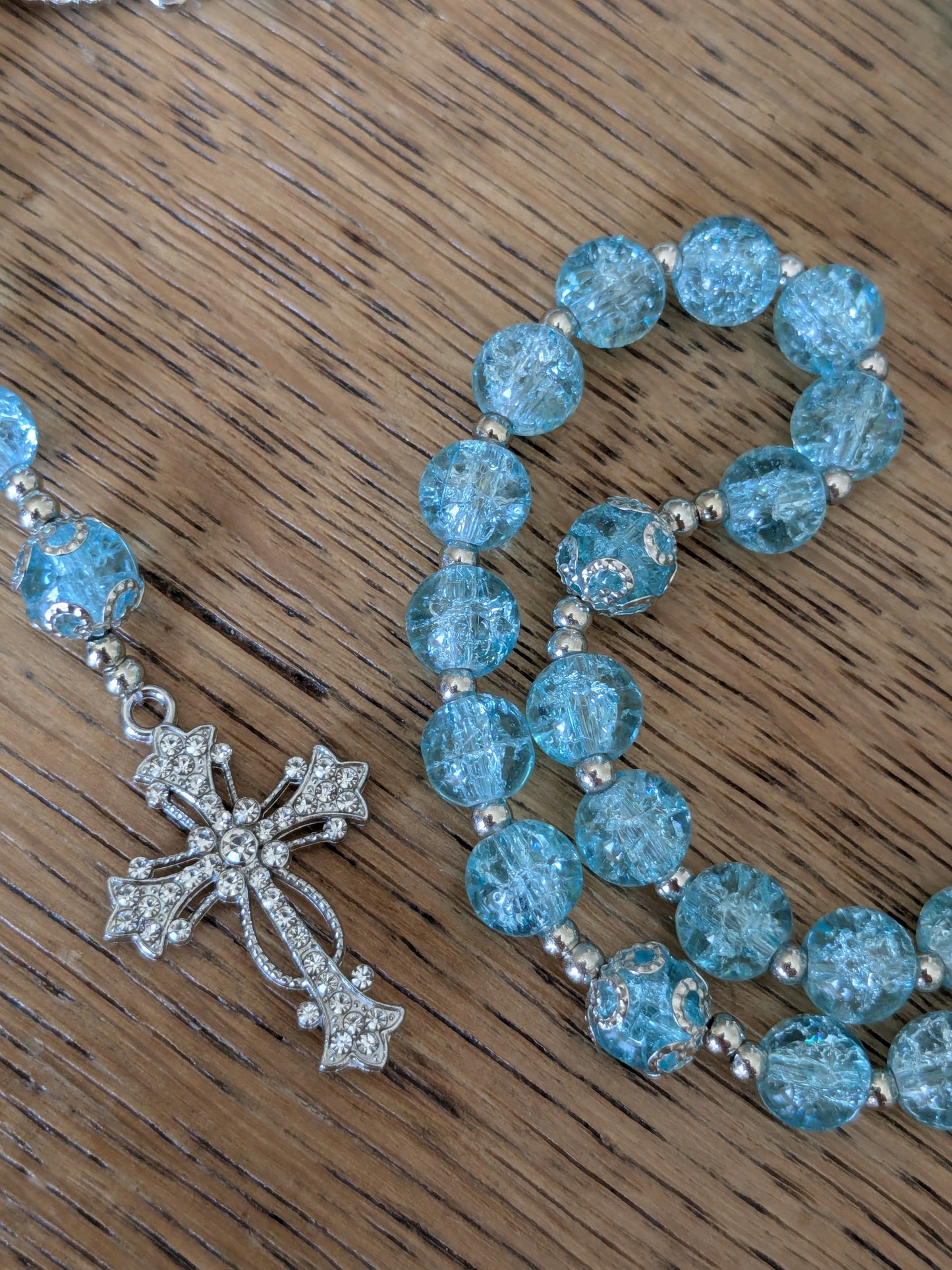 Chapelet en verre bleu ciel argenté