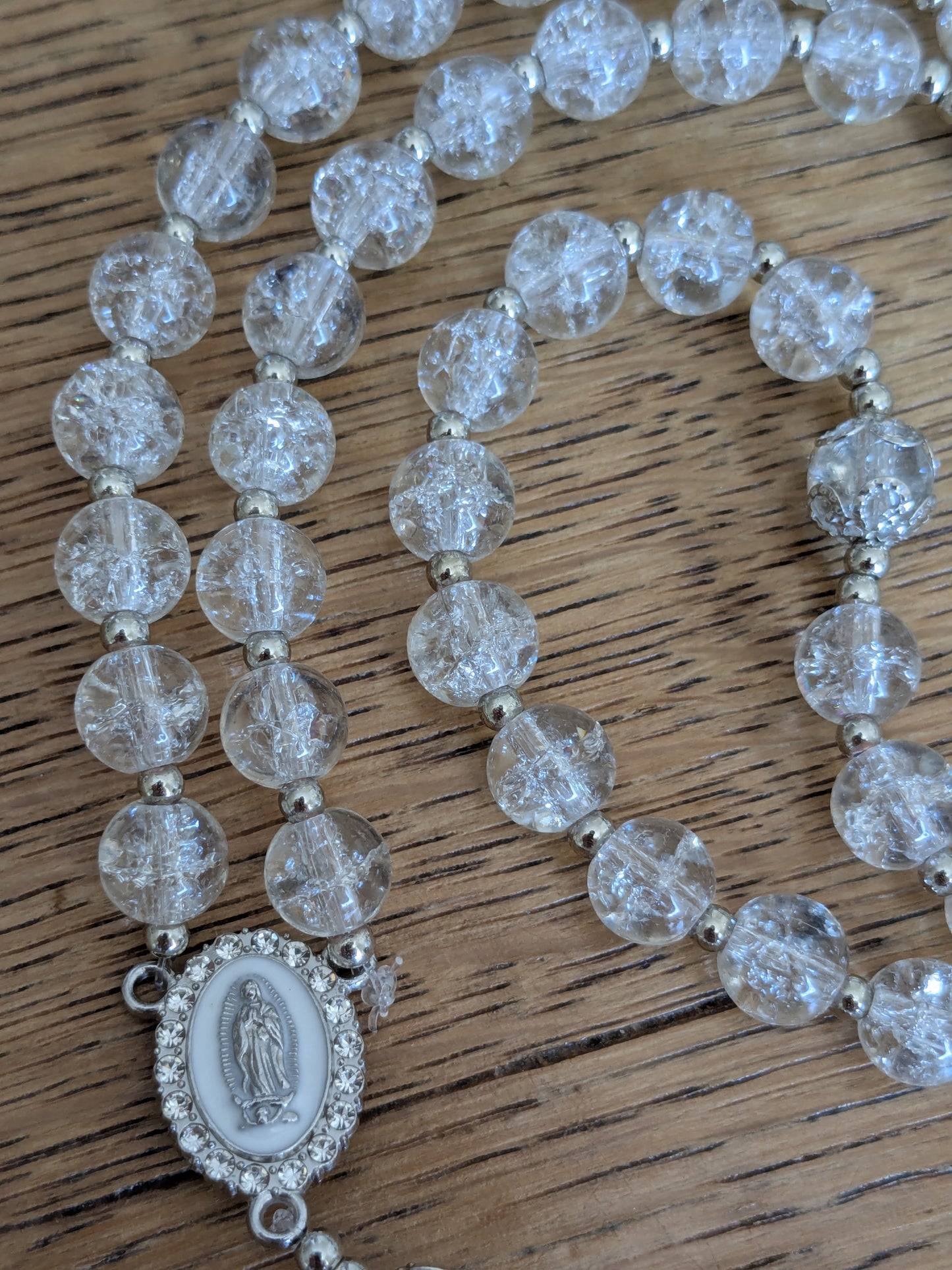 Chapelet en verre blanc argenté