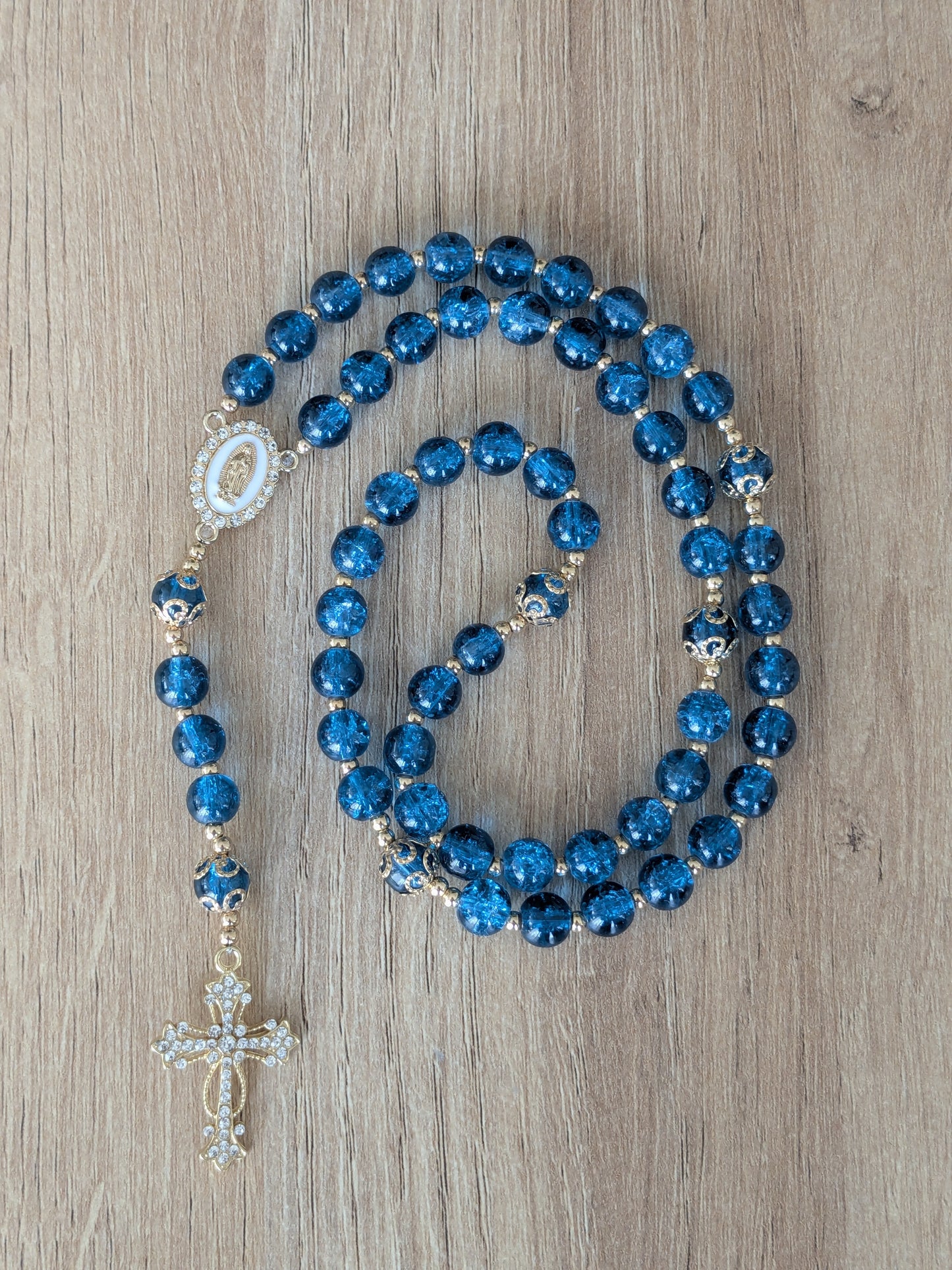 Chapelet en verre bleu foncé doré