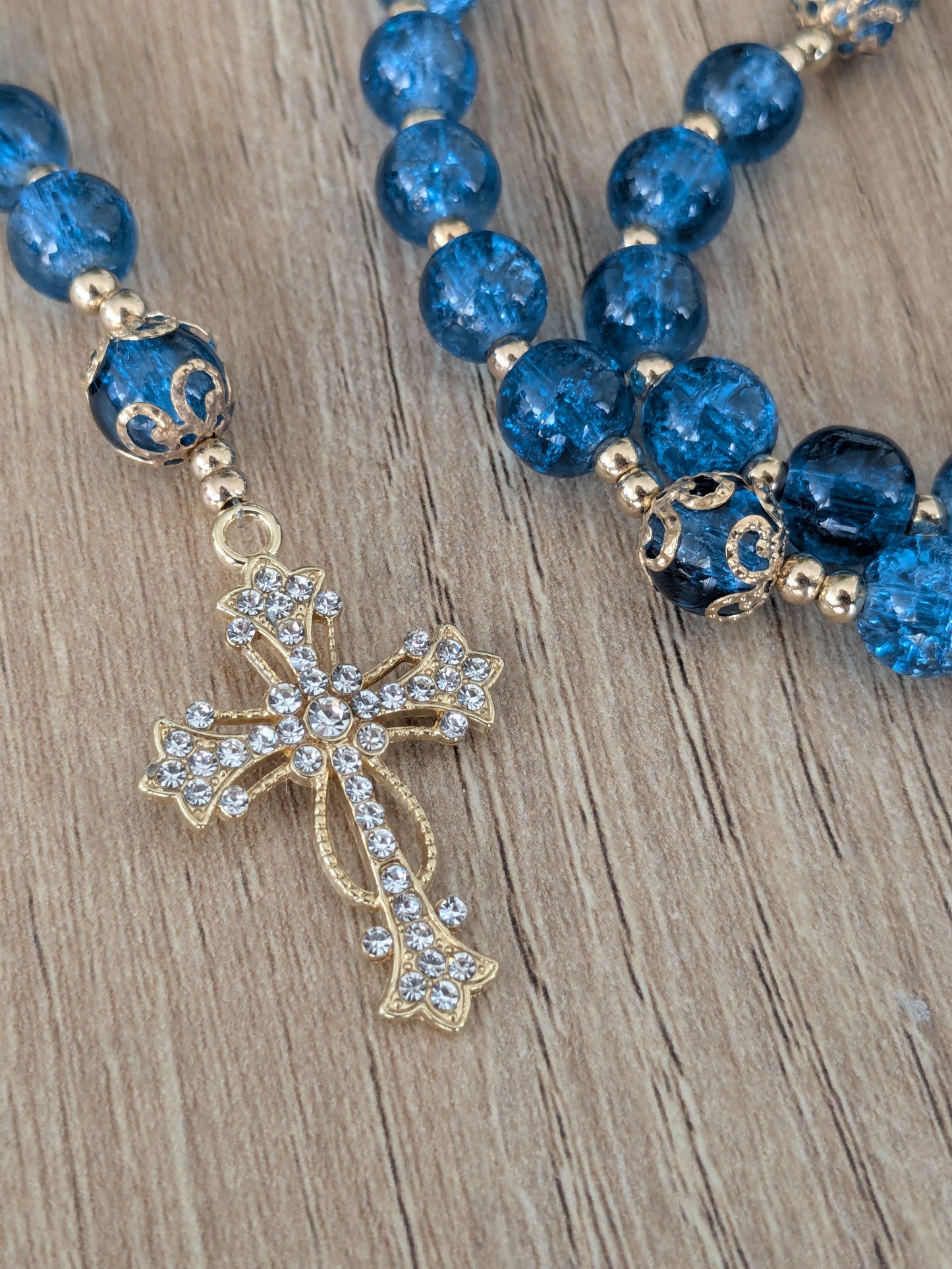Chapelet en verre bleu foncé doré