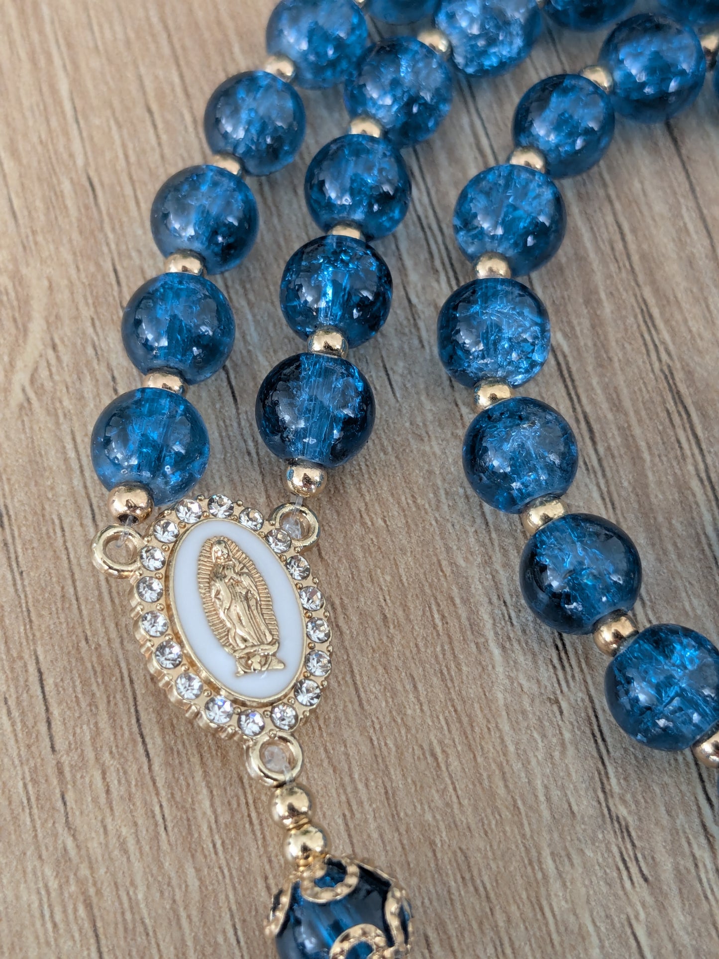 Chapelet en verre bleu foncé doré