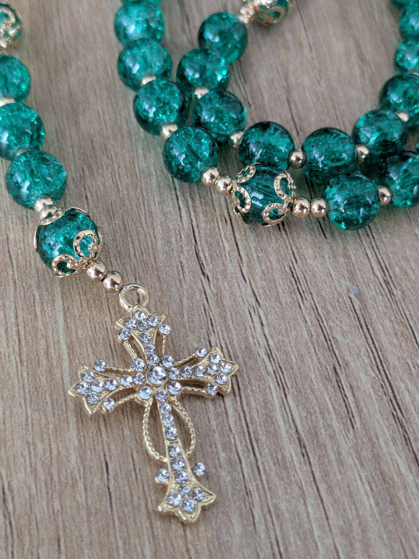 Chapelet en verre vert foncé doré