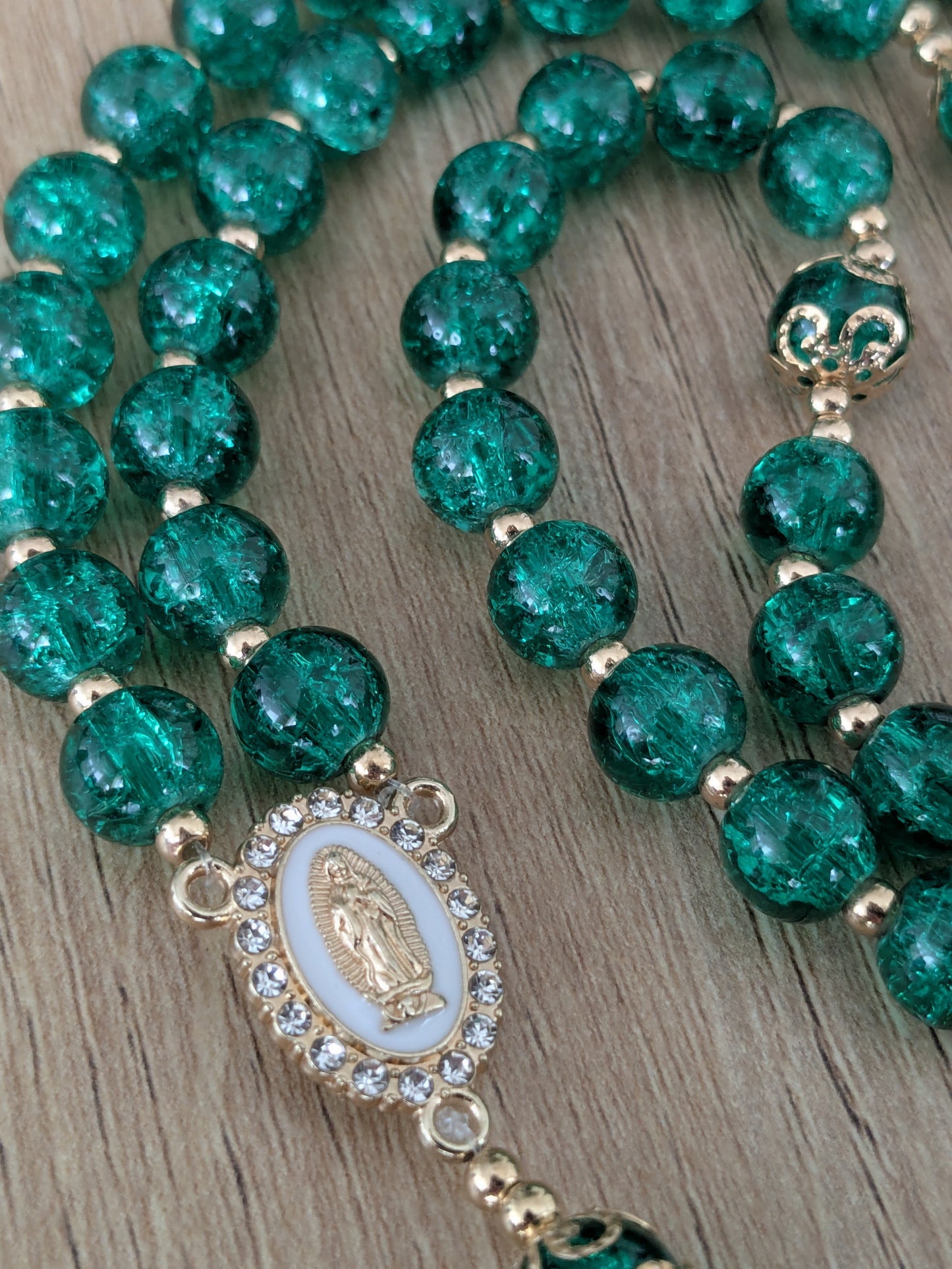 Chapelet en verre vert foncé doré