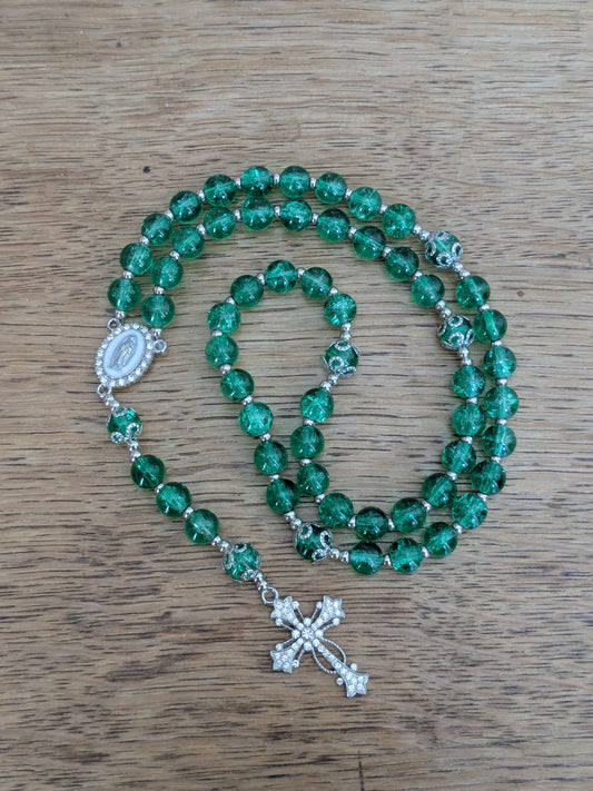 Chapelet en verre vert foncé argenté
