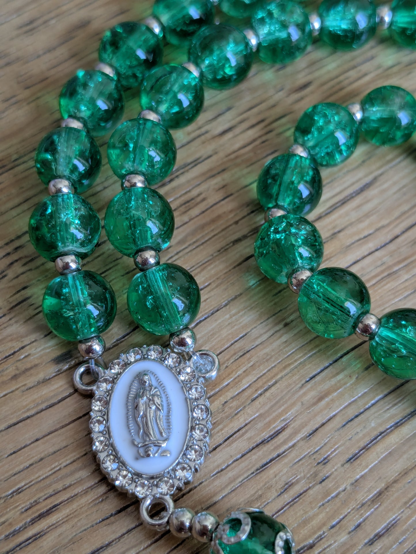 Chapelet en verre vert foncé argenté