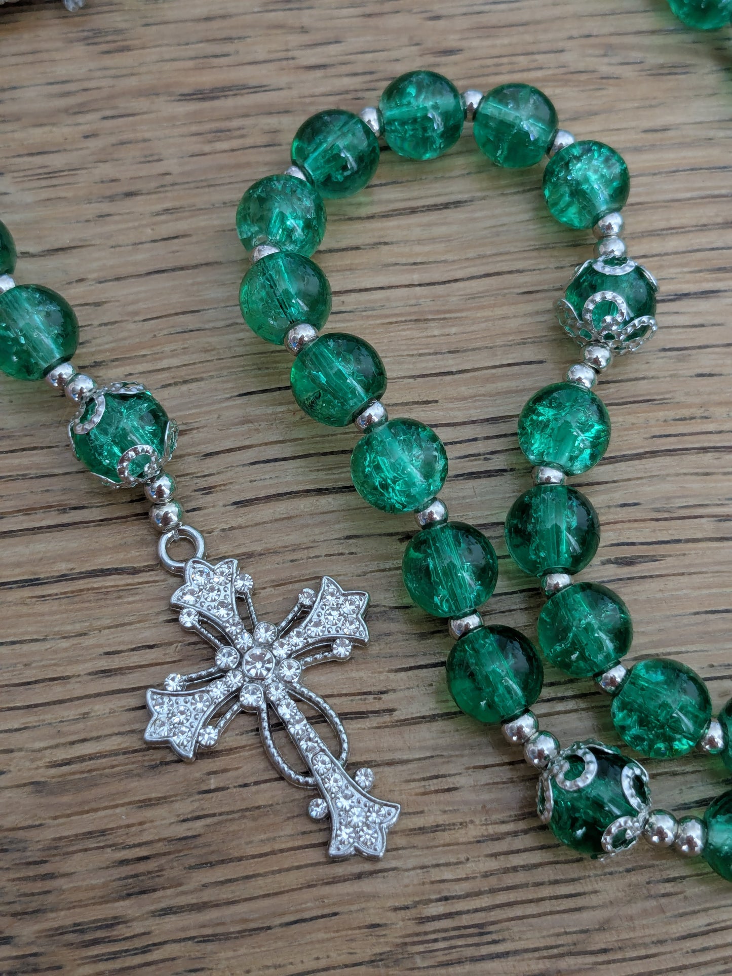 Chapelet en verre vert foncé argenté