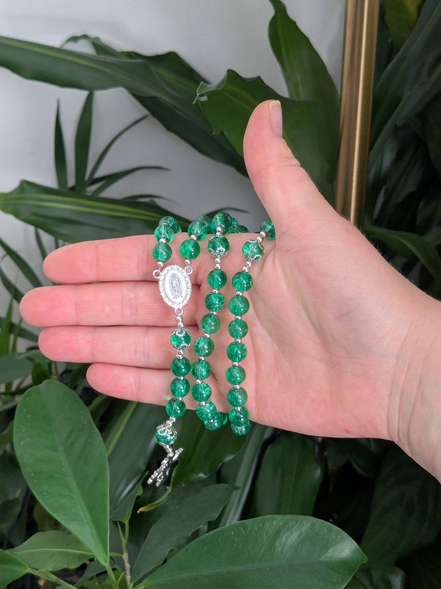 Chapelet en verre vert foncé argenté
