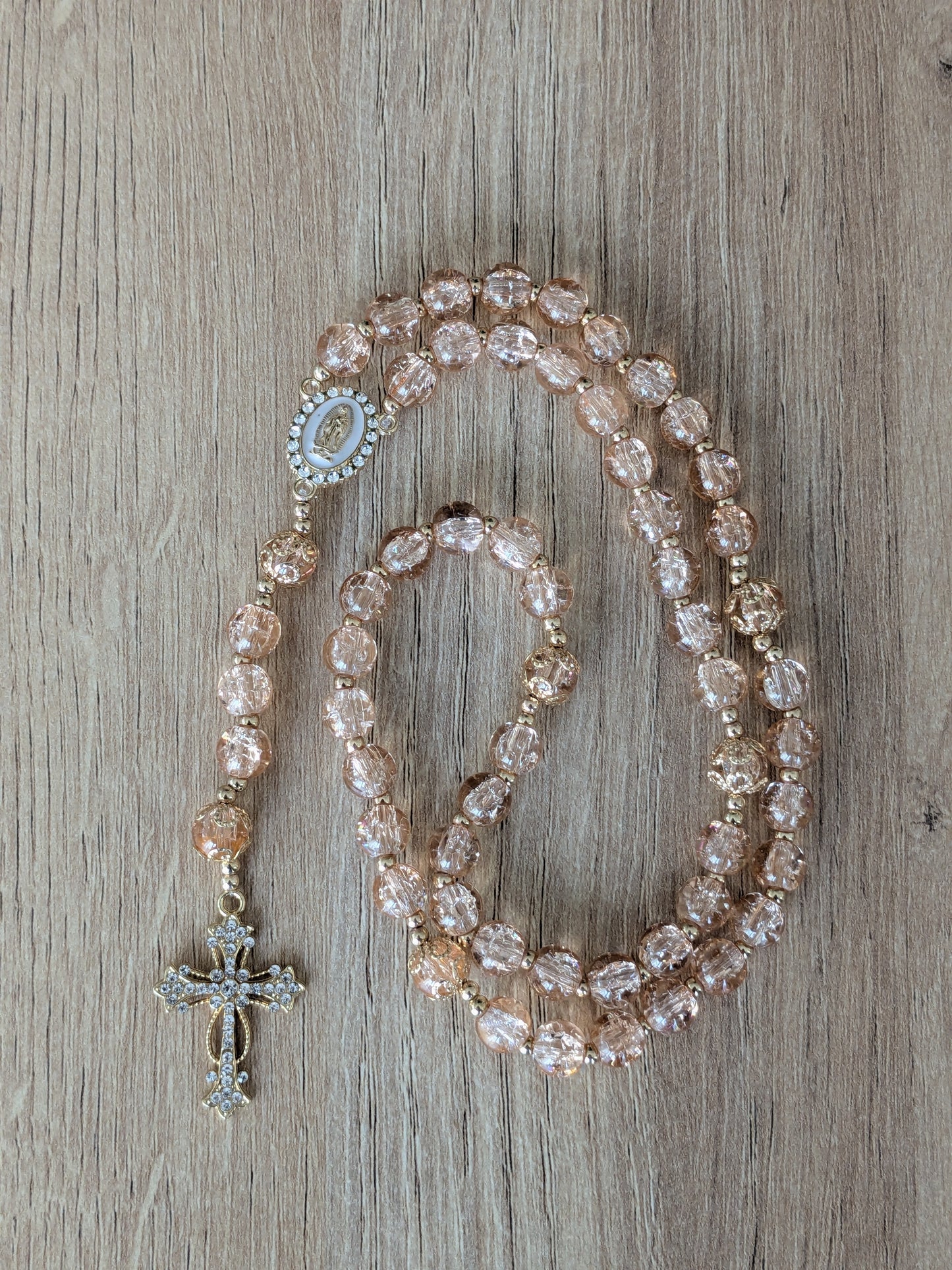 Chapelet en verre couleur pêche