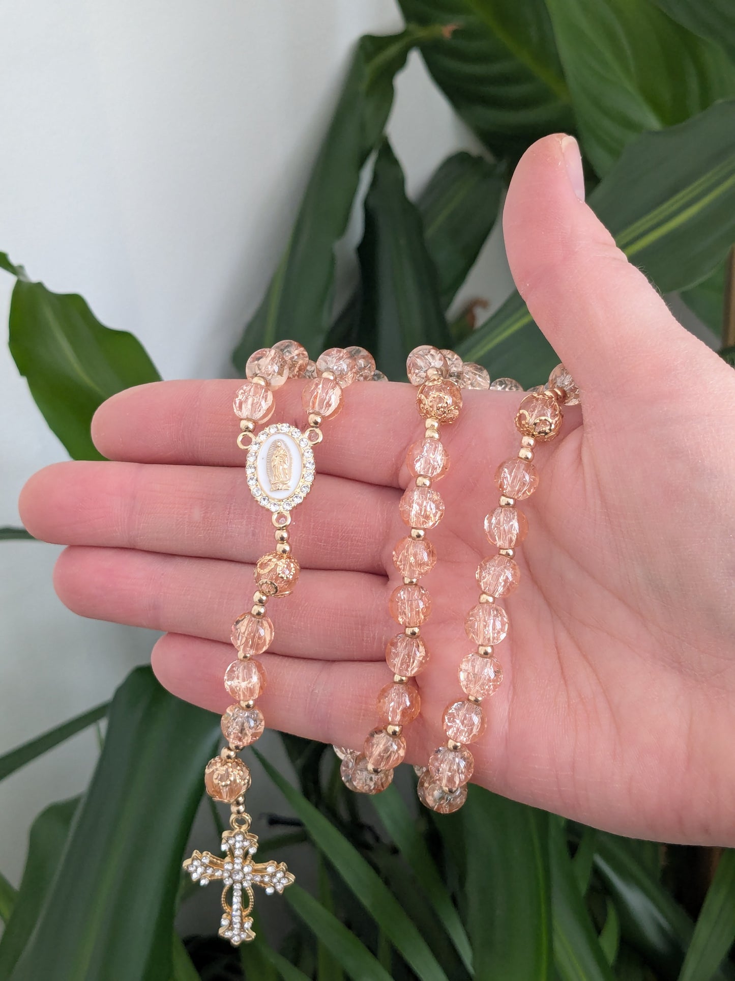 Chapelet en verre couleur pêche