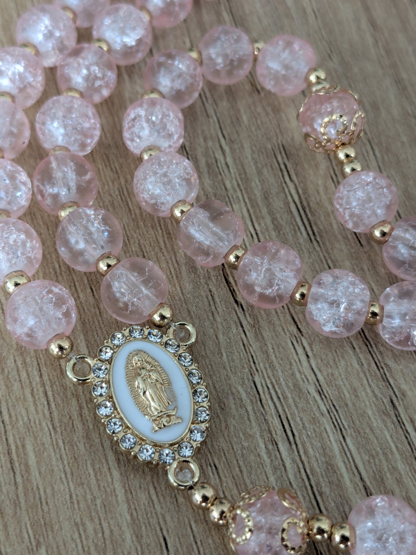 Chapelet en verre rose clair