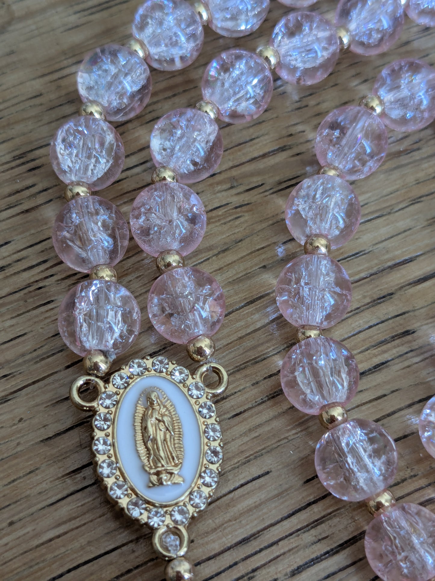 Chapelet en verre rose clair doré