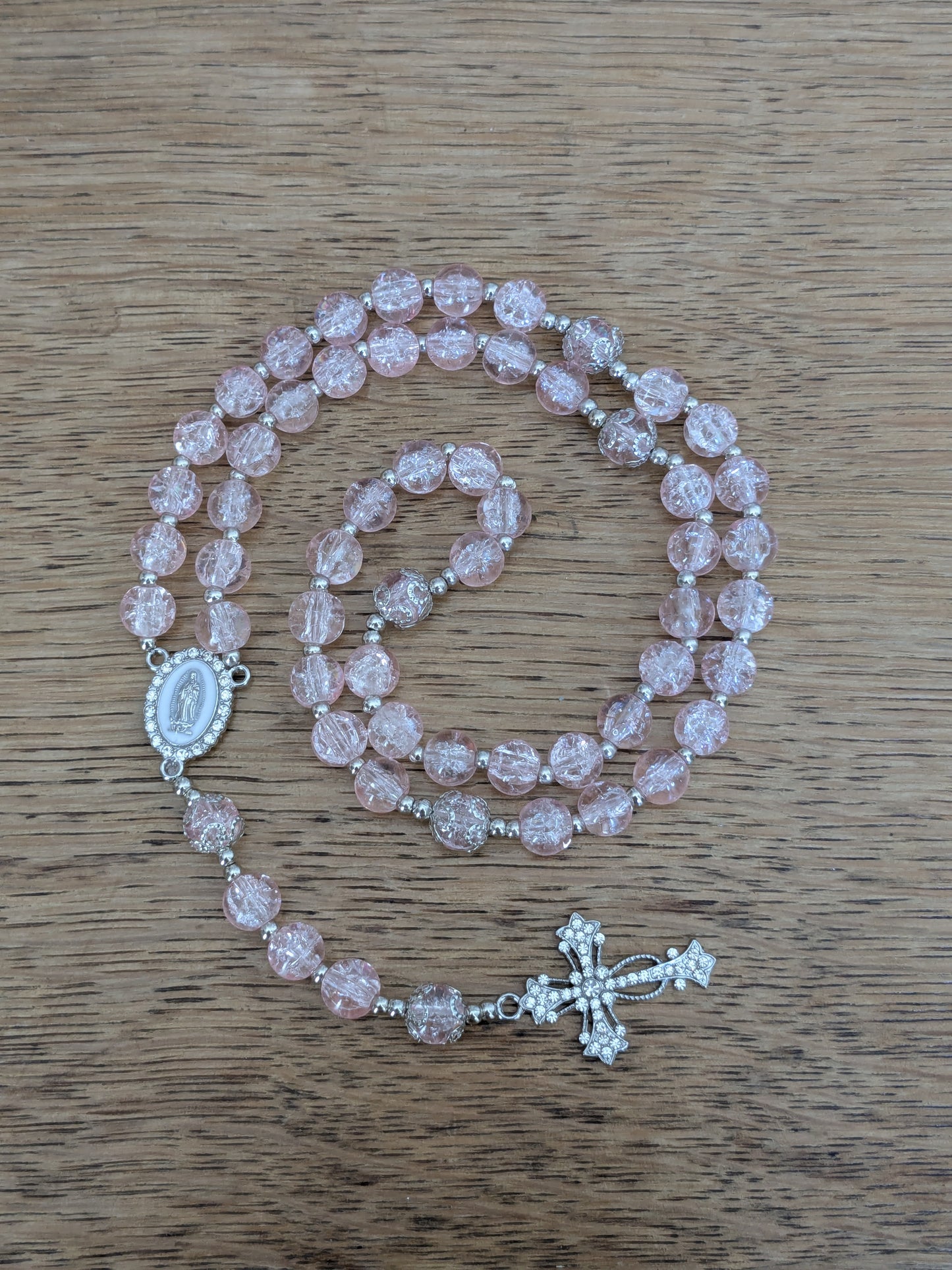 Chapelet en verre rose clair argenté