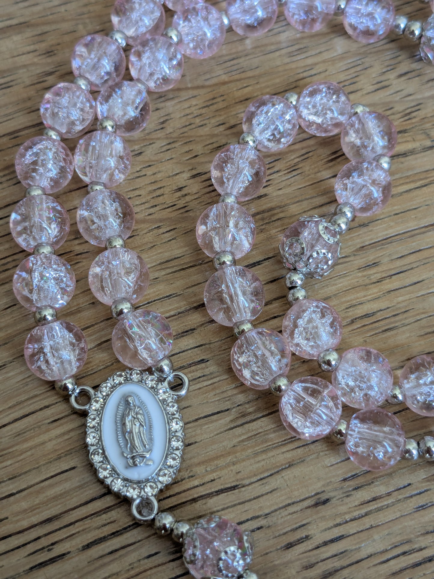 Chapelet en verre rose clair argenté