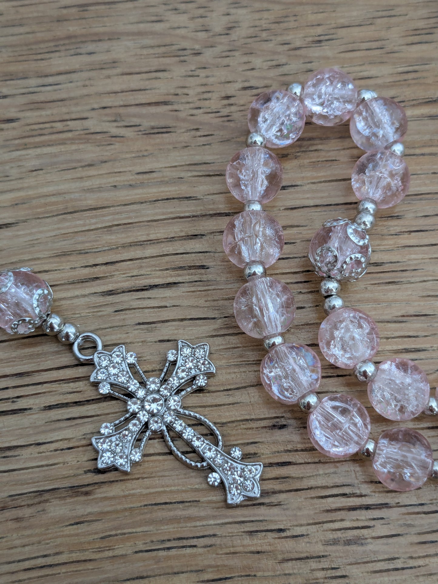 Chapelet en verre rose clair argenté