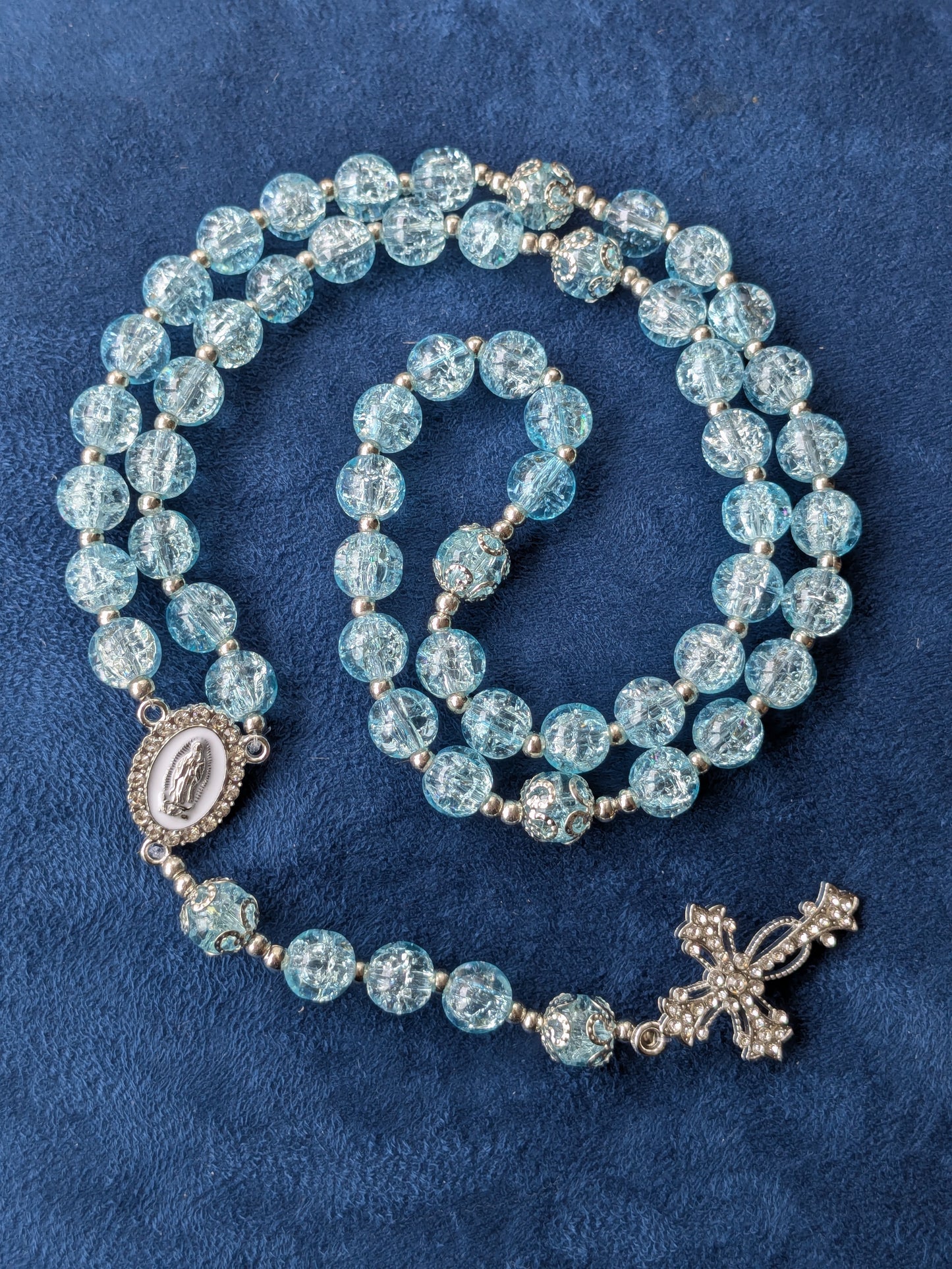 Chapelet en verre bleu ciel