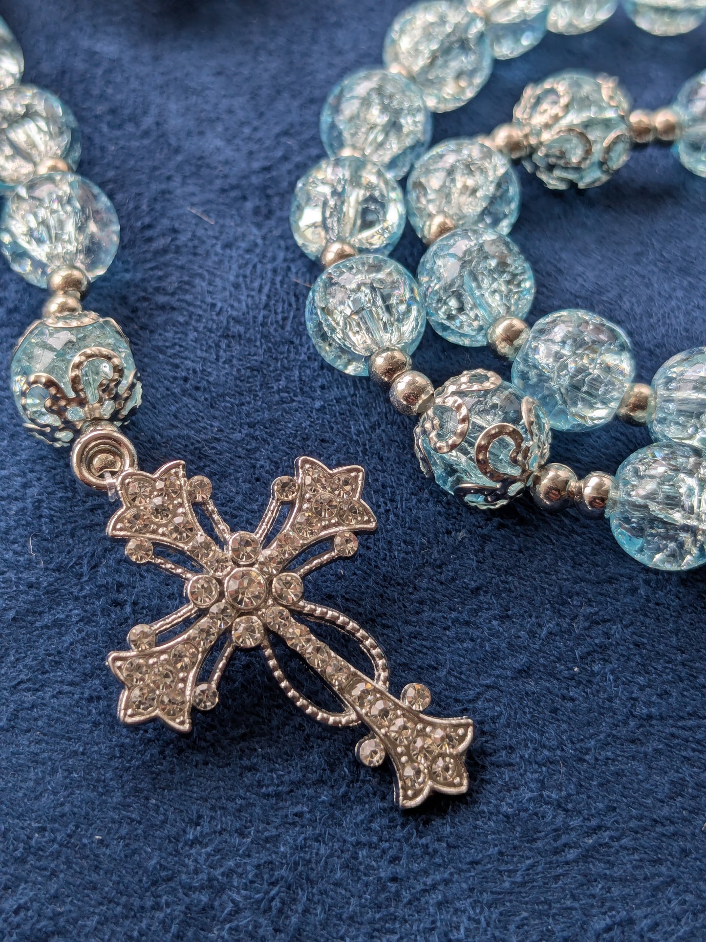 Chapelet en verre bleu ciel