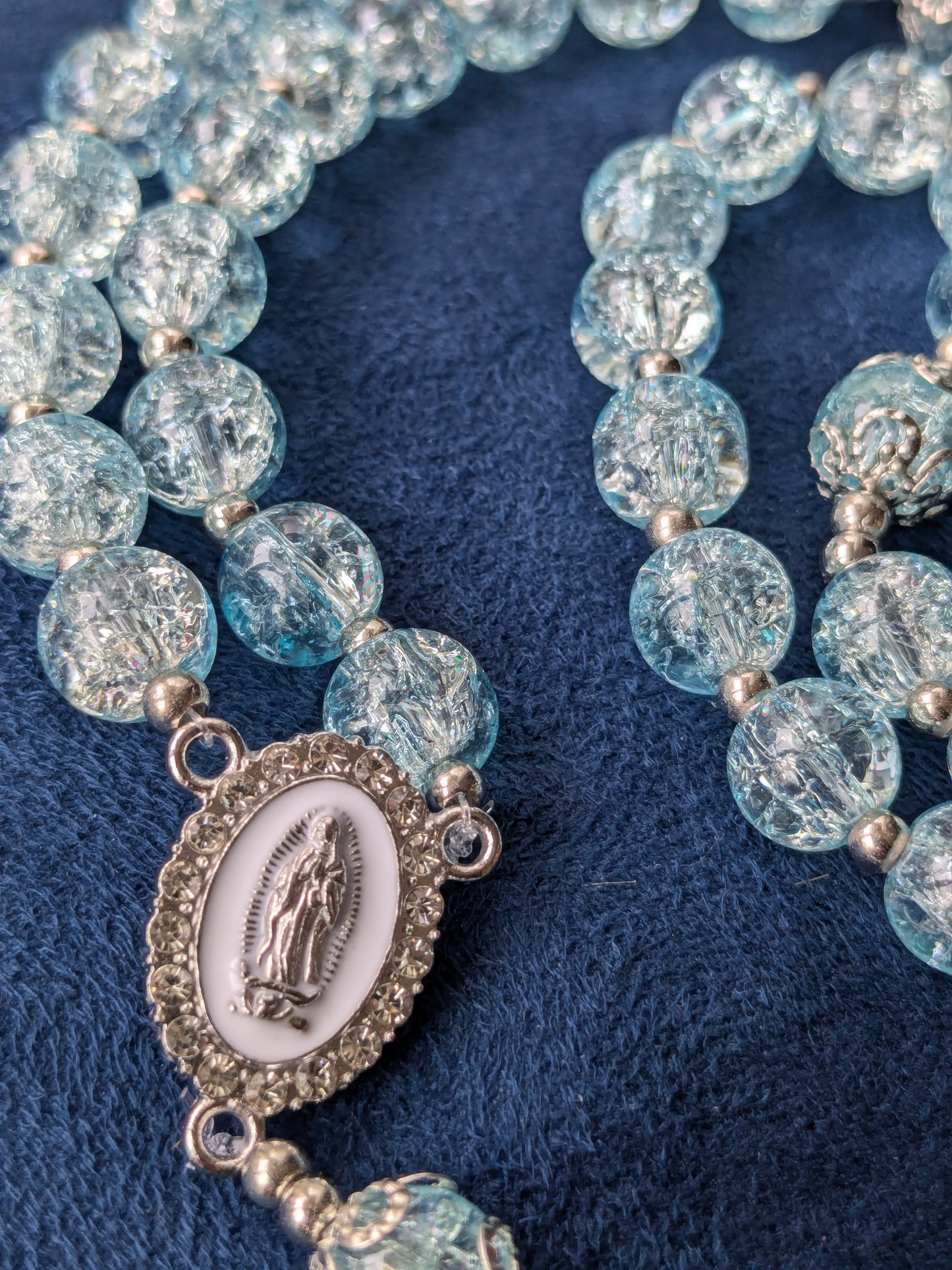 Chapelet en verre bleu ciel
